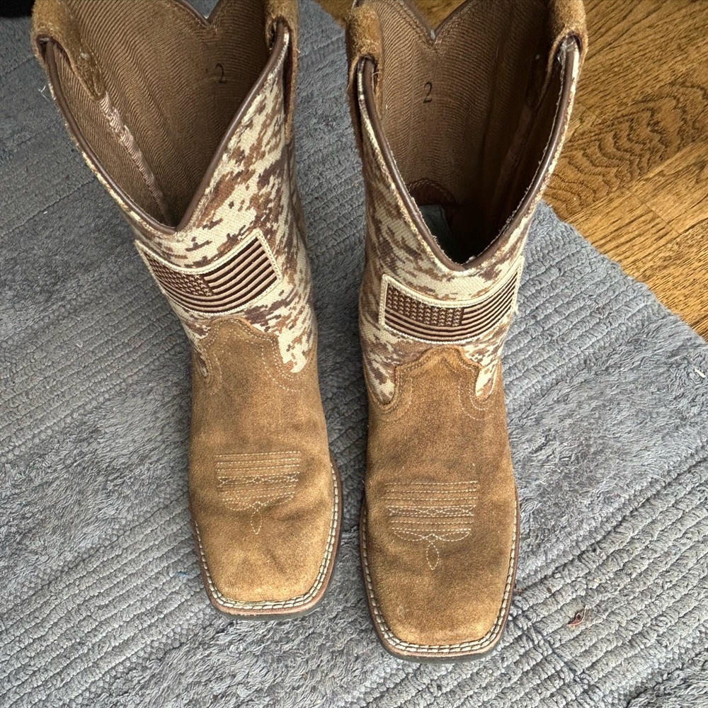 Boys youth Ariat boots size 2